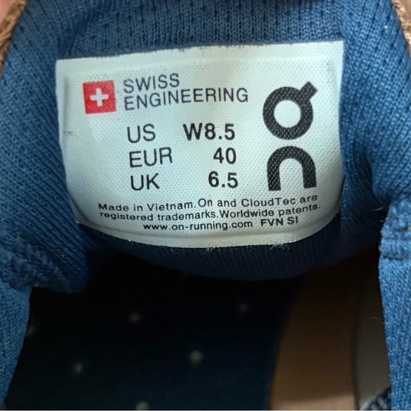 On Running Women's Cloudstyle Sneakers in Dusty Coral and Navy Women’s 8.5 - Picture 7 of 10